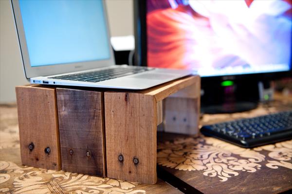 pallet-wood-laptop-riser-3